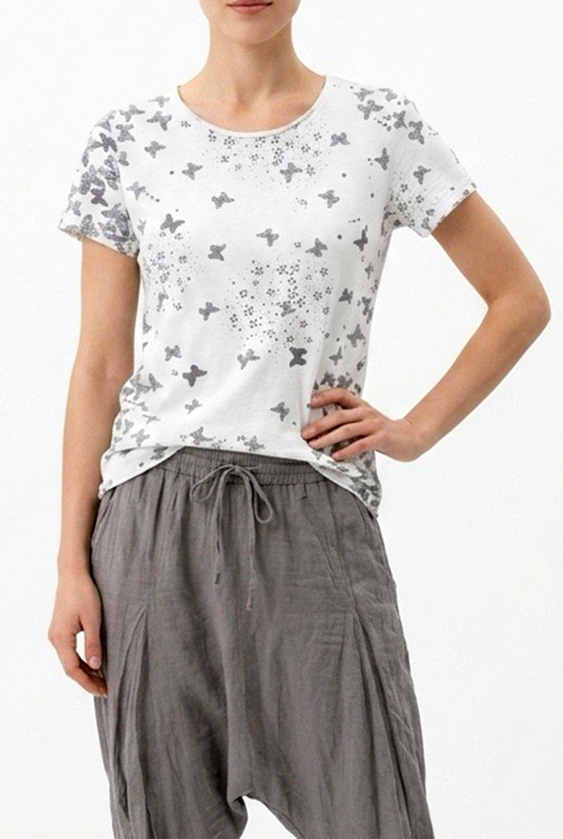 Camiseta con Estampado de Mariposas – Silueta Fluida