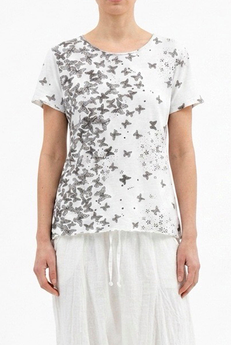 Camiseta con Estampado de Mariposas – Silueta Fluida