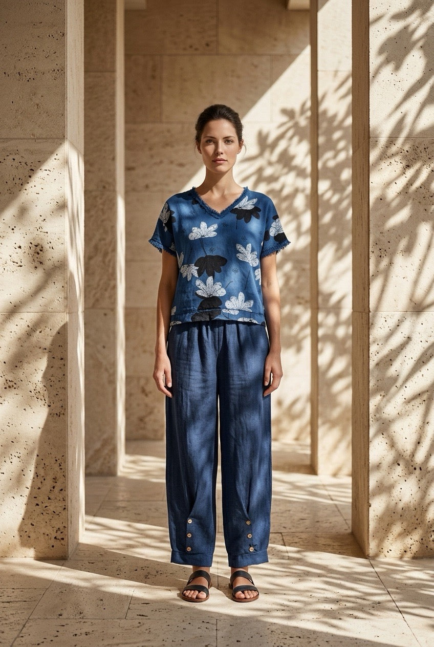 Camiseta Gris con Estampado Floral Minimal y Escote en Pico