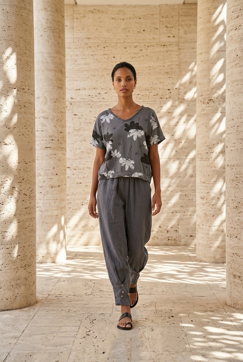 Camiseta Gris con Estampado Floral Minimal y Escote en Pico