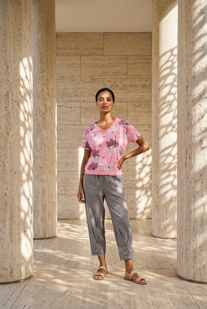 Camiseta Gris con Estampado Floral Minimal y Escote en Pico