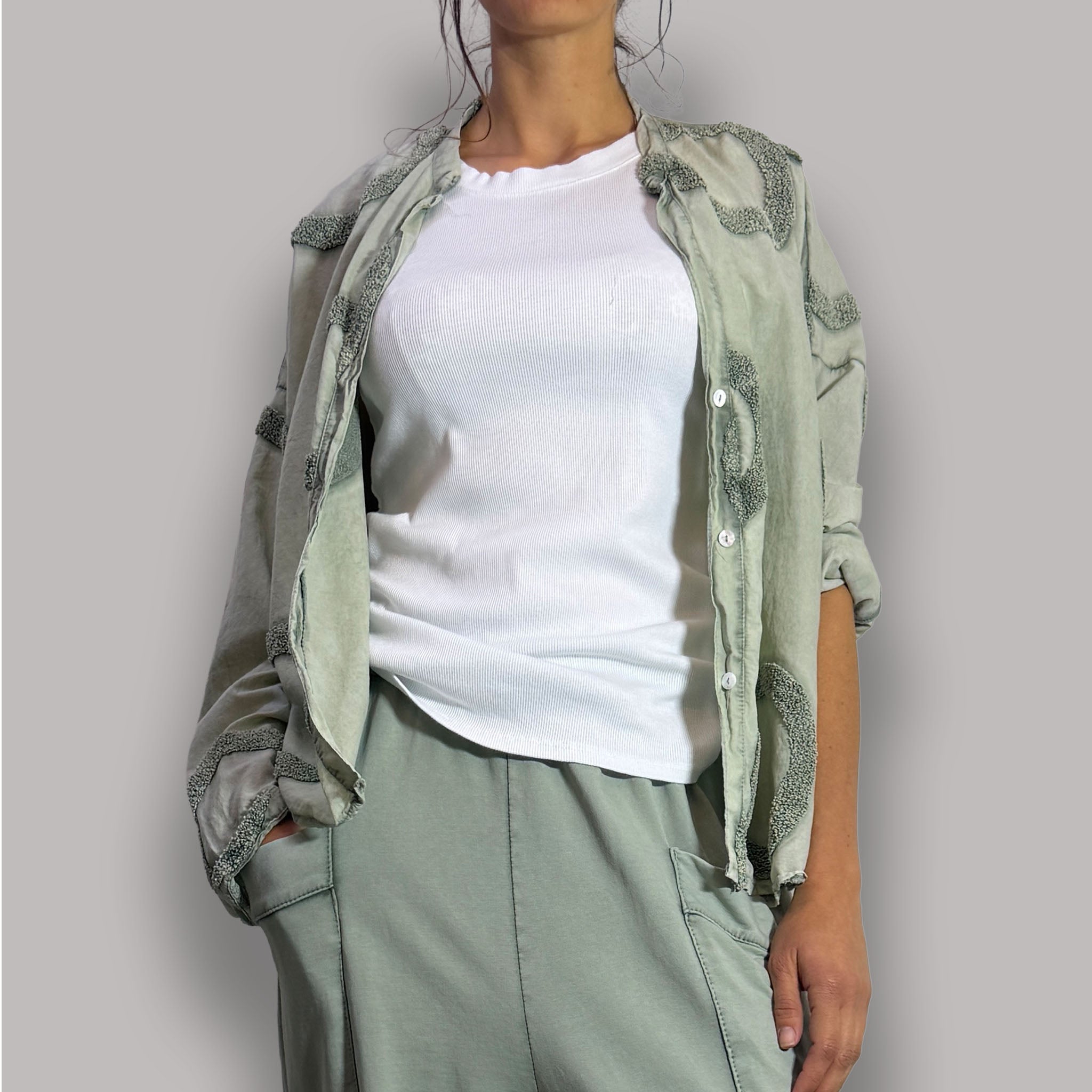 ONA CAMISA S/CUELLO CYRCLES