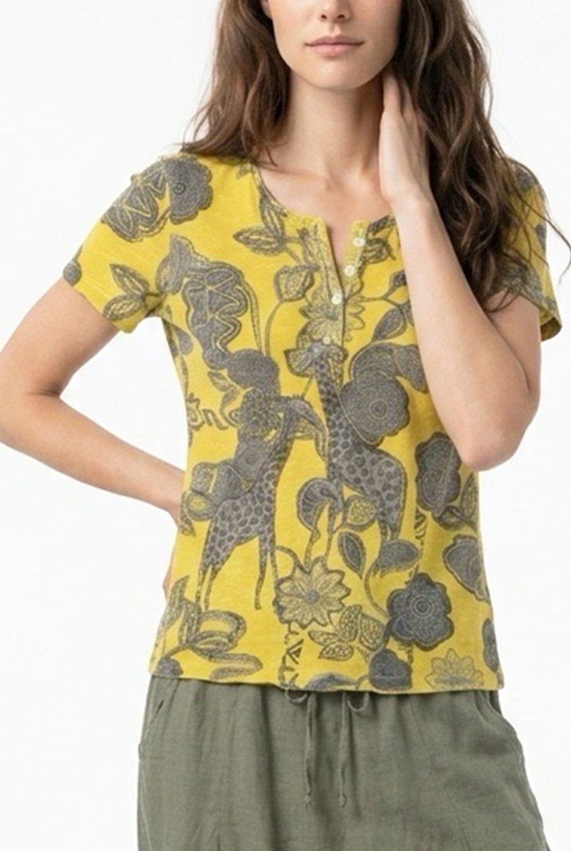Camiseta Estampado Safari – Silueta Fluida y Estilo Natural