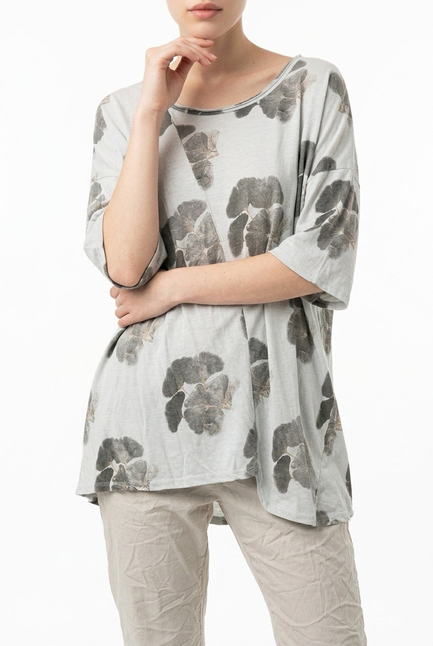 Camiseta Oversize Azul con Estampado Floral – Silueta Fluida