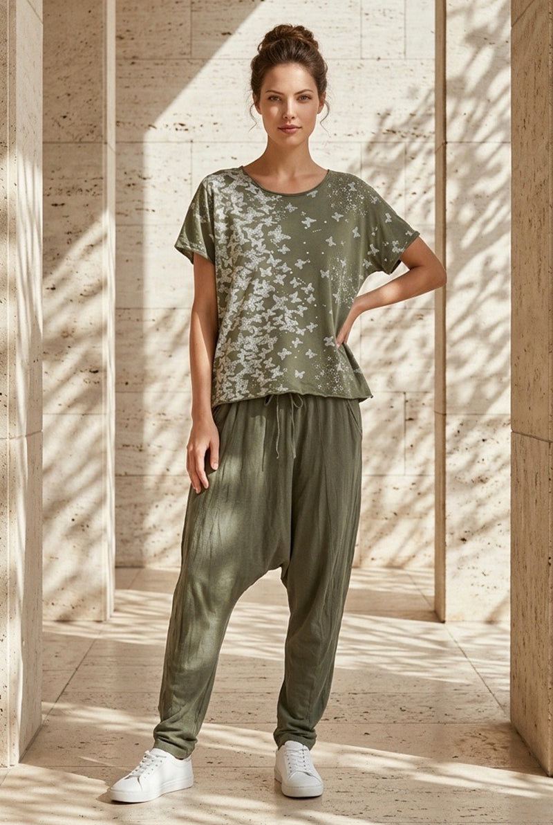 Camiseta con Estampado de Mariposas – Silueta Fluida