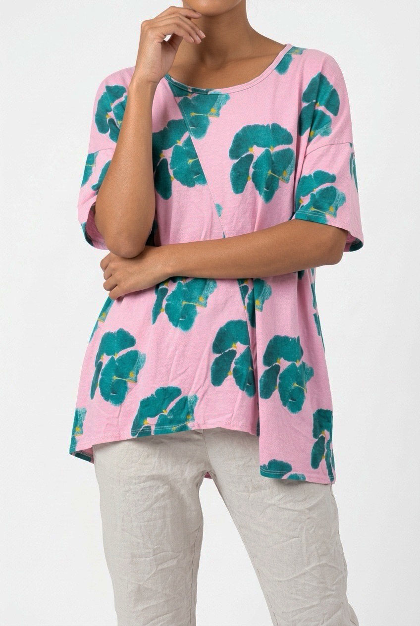 Camiseta Oversize Azul con Estampado Floral – Silueta Fluida