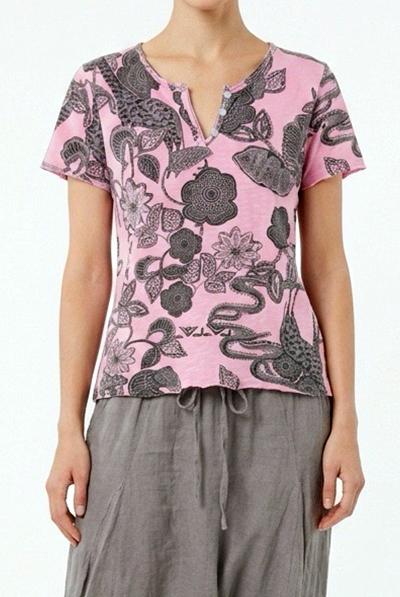 Camiseta Estampado Safari – Silueta Fluida y Estilo Natural