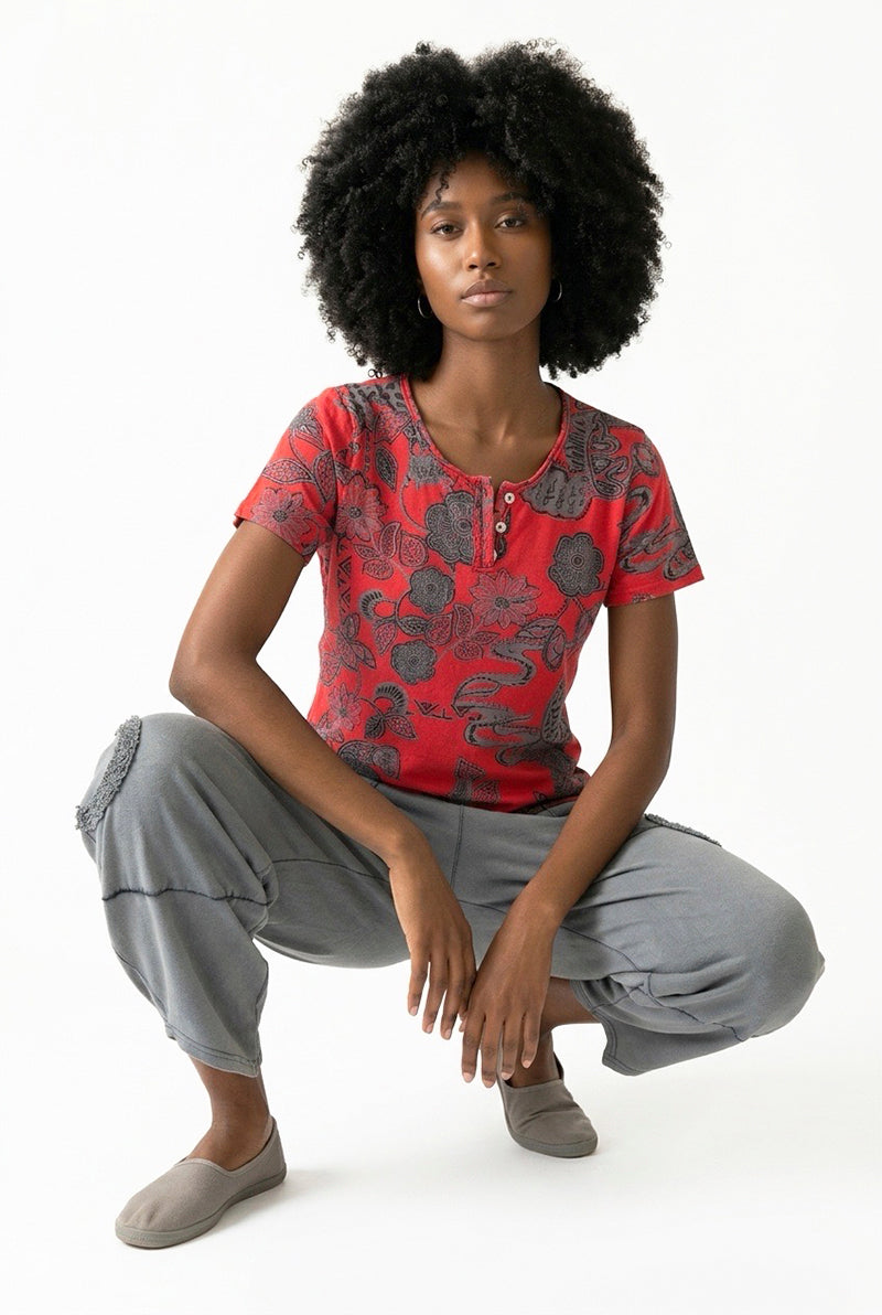 Camiseta Estampado Safari – Silueta Fluida y Estilo Natural