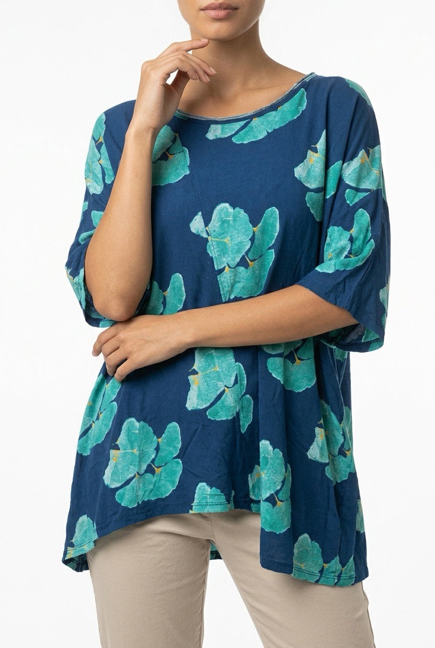 Camiseta Oversize Azul con Estampado Floral – Silueta Fluida