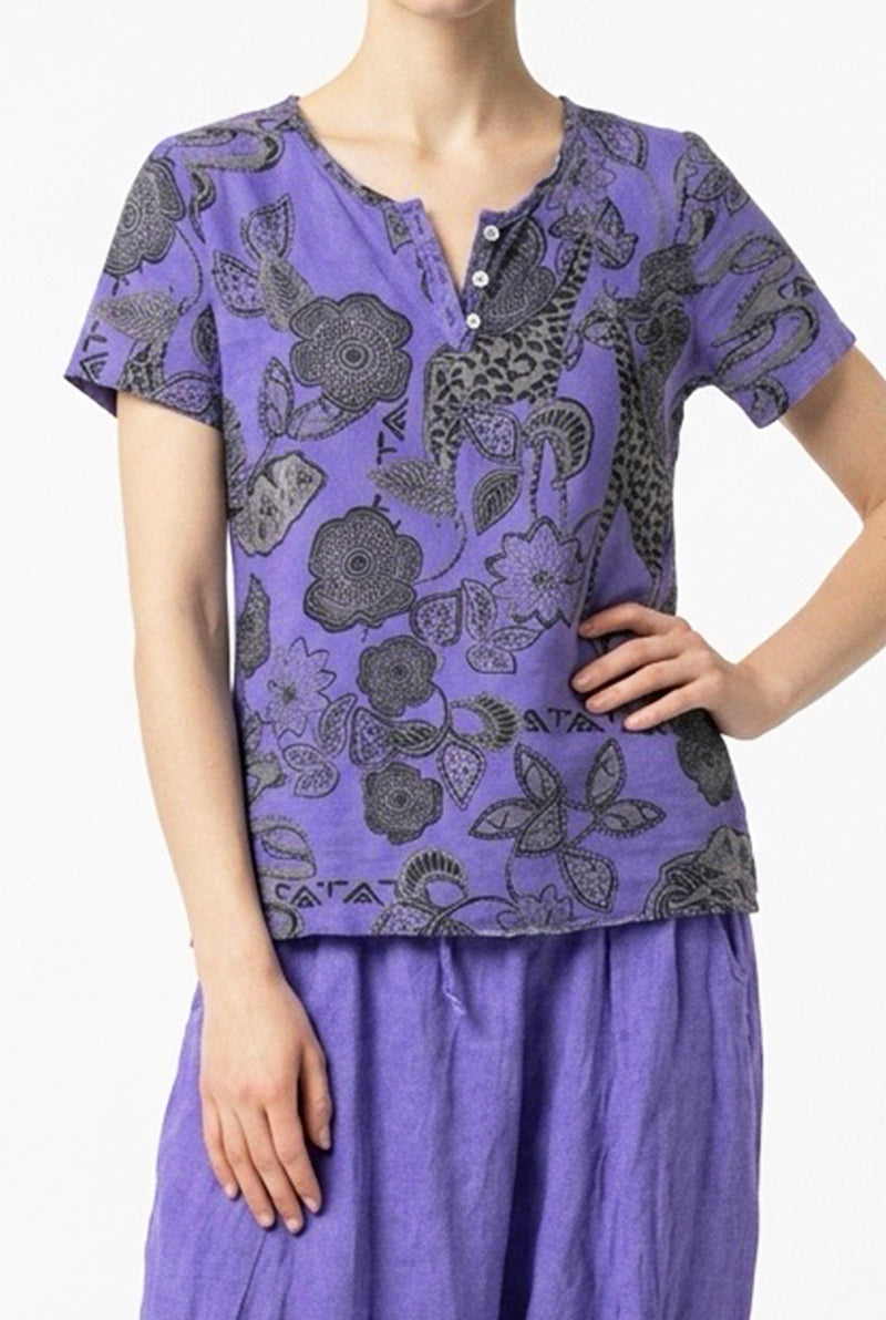 Camiseta Estampado Safari – Silueta Fluida y Estilo Natural