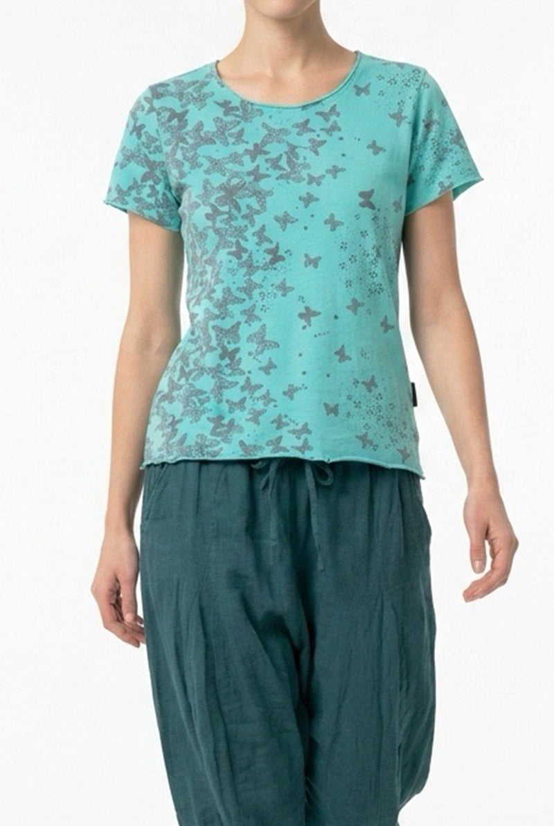 Camiseta con Estampado de Mariposas – Silueta Fluida
