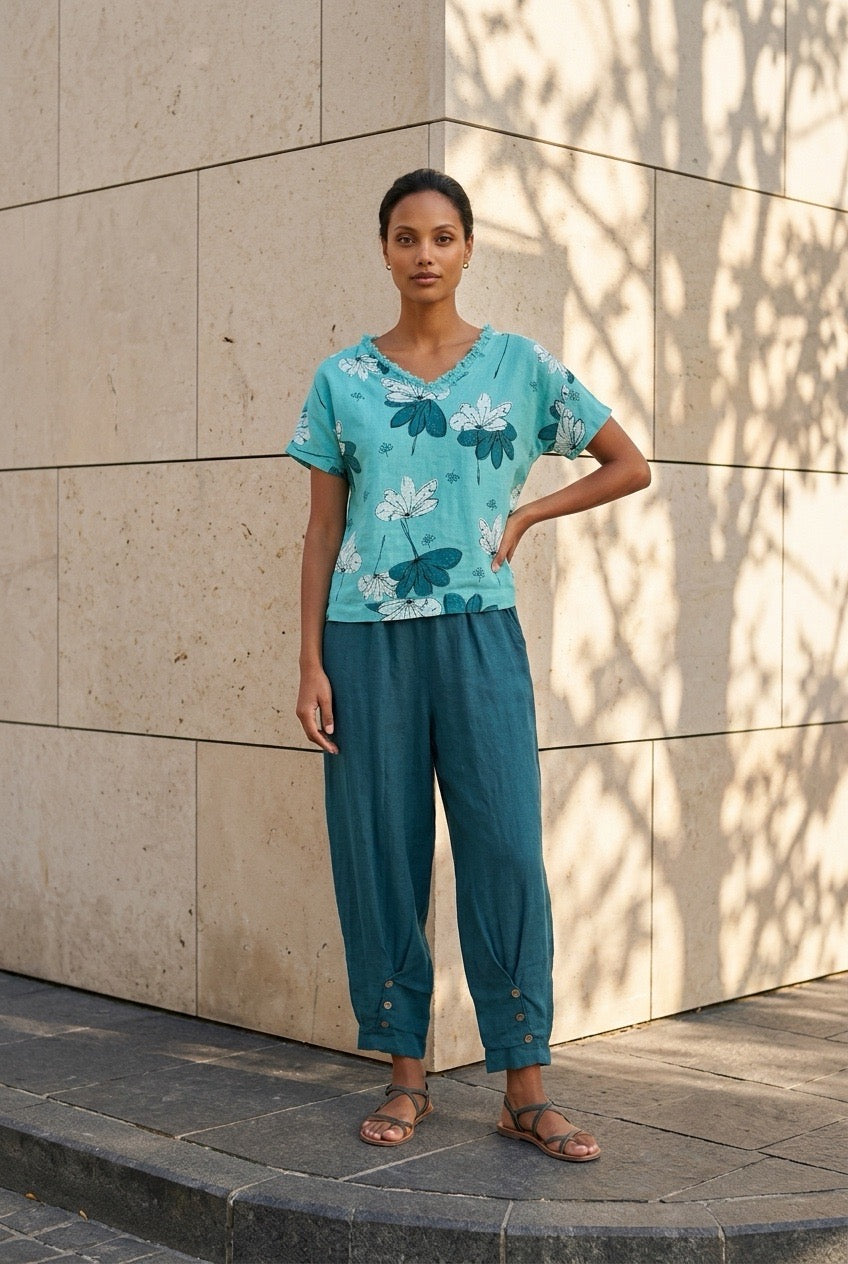 Camiseta Gris con Estampado Floral Minimal y Escote en Pico