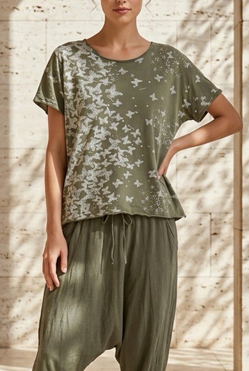 Camiseta con Estampado de Mariposas – Silueta Fluida