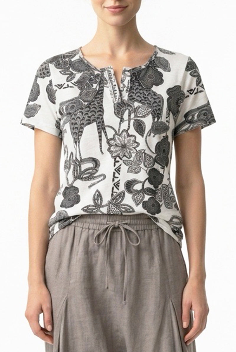 Camiseta Estampado Safari – Silueta Fluida y Estilo Natural