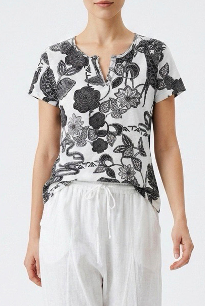 Camiseta Estampado Safari – Silueta Fluida y Estilo Natural