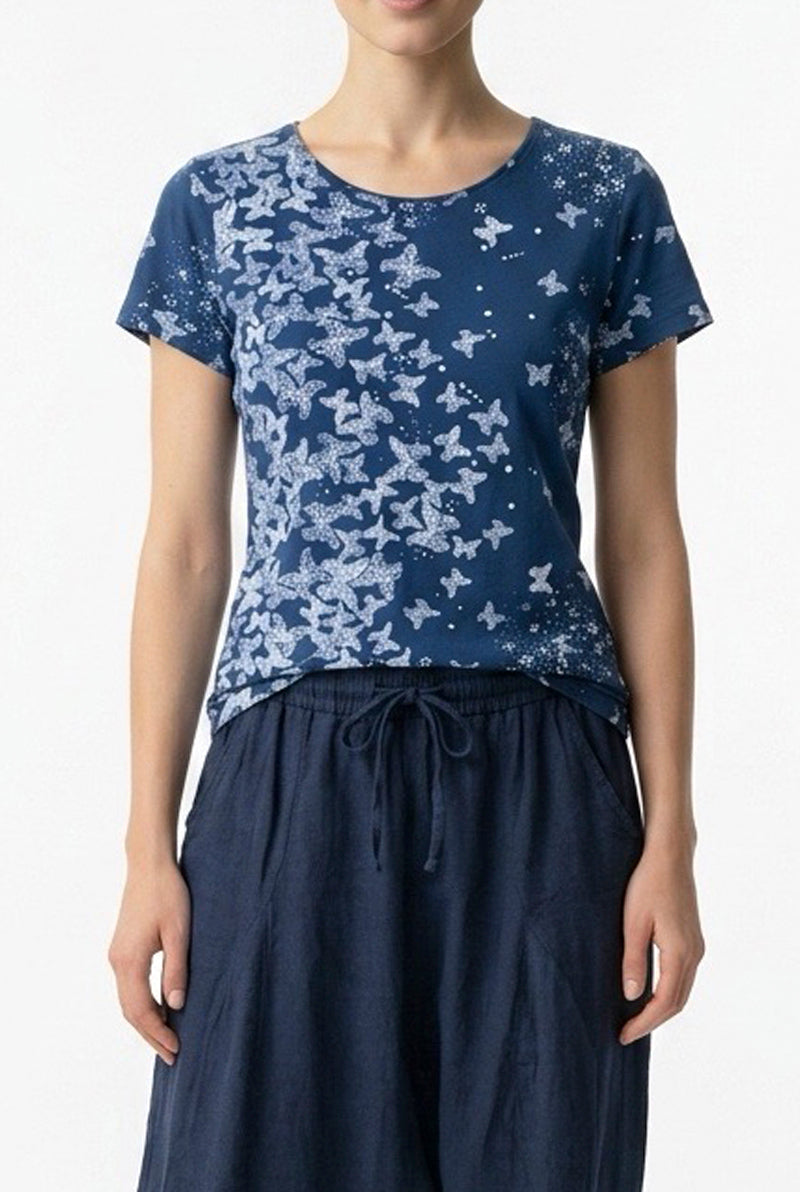 Camiseta con Estampado de Mariposas – Silueta Fluida