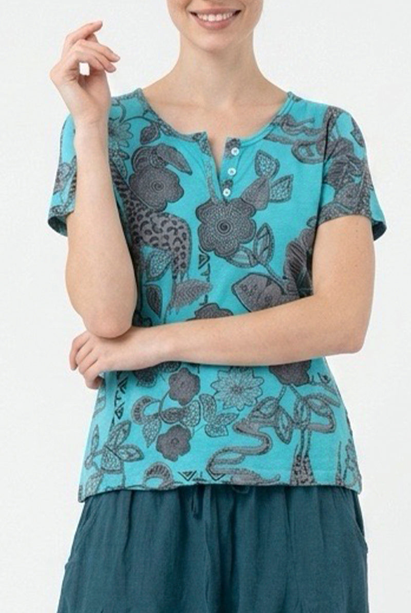 Camiseta Estampado Safari – Silueta Fluida y Estilo Natural